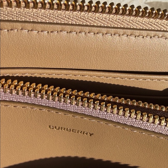 Burberry NEW with tags,  dust bag and original packaging zip wallet! $690 Retail - Picture 14 of 16